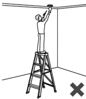 Illustración de una persona parada incorrectamente en el peldaño superior de la escalera mientras pinta el techo.