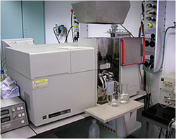 This is a picture of a United States Atomic Absorption Spectrophotometer maker from Perkins-Elmer, Varian Associates