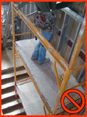 Los andamios utilizados sobre escalones deben estar construidos correctamente.