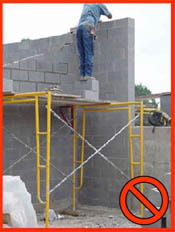 Nunca amontonar bloques, ladrillos o usar escaleras encima de los andamios para obtener más altura.