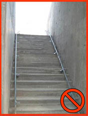 Las escaleras (de escalones) que tienen paredes en ambos lados deben tener por lo menos un carril pasamano al lado derecho para bajar.