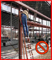 Un marco de una escalera de tijera debe estar completamente abierto y trabado en su posición.