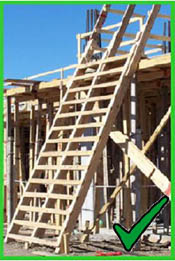 Las escaleras improvisadas para los trabajos deben estar construidas apropiadamente