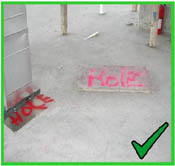 Todos los agujeros u hoyos de piso donde un empleado pudiera caer a través, deben ser cubiertos o resguardados.