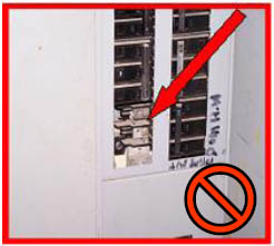 En esta caja de toma de corriente le faltan interruptores de circuito.