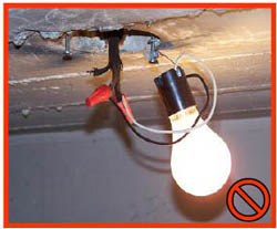En los sitios de construcción, la iluminación temporal se debe resguardar y proteger adecuadamente para evitar el contacto con bombillas quebradas y choques eléctricos.