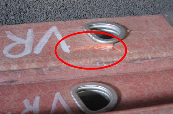 close up photo showing split fiberglass in the ladder