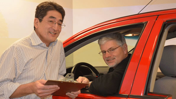 photo of David Sanbonmatsu and David Strayer near their driving simulator