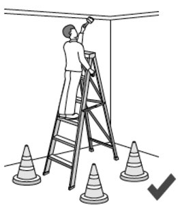 Illustración de una persona en una escalera pintando el techo. La escalera está rodeada de conos de seguridad.