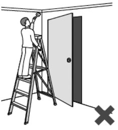 Illustración de una persona pintando el techo en una escalera que está incorrectamente colocada enfrente de una puerta.